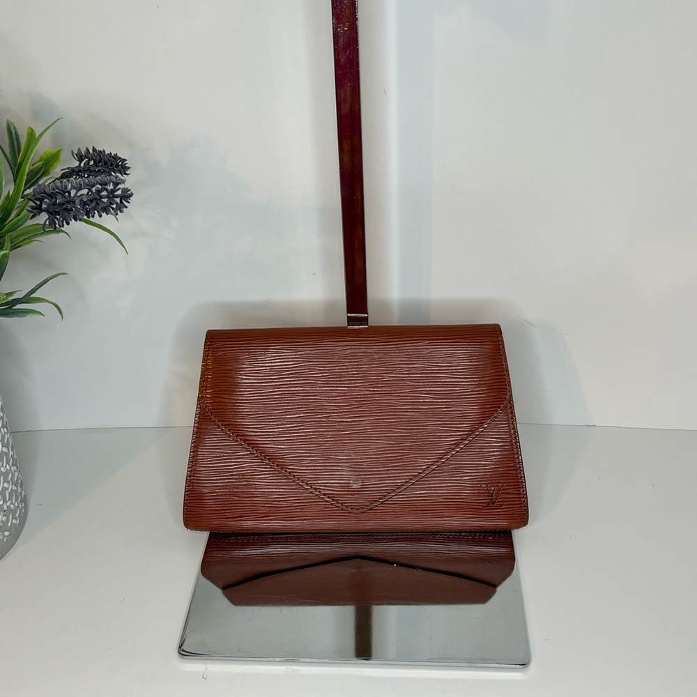 Authentic Louis Vuitton cognac Epi Leather Envelope Clutch Vintage